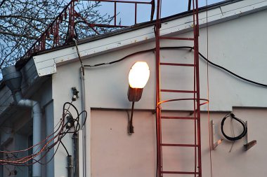 Sabahleyin binanın duvarında parlak bir lamba vardı.