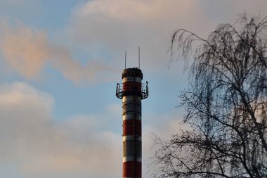 Sabah gökyüzünün arka planında tüttüren pipo