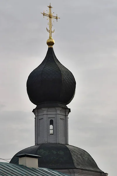 灰色の空に十字架を持つ寺院のドーム — ストック写真