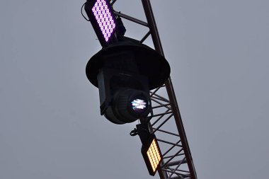 Festival etkinliğinde ışıklandırma için ekipman