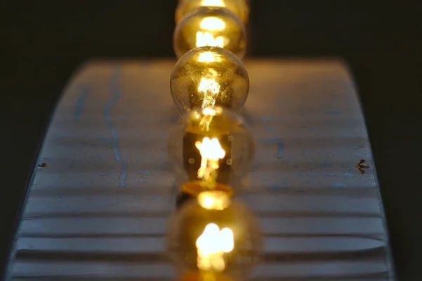 Una Fila Lámparas Brillantes Que Extienden Distancia —  Fotos de Stock