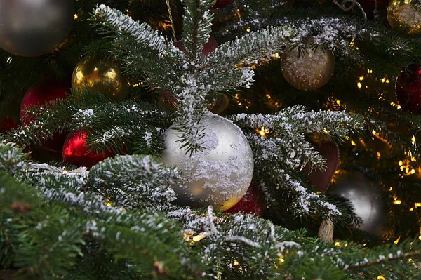 Karácsonyi Játék Egy Ágon Ezüst Golyó Porított — Stock Fotó