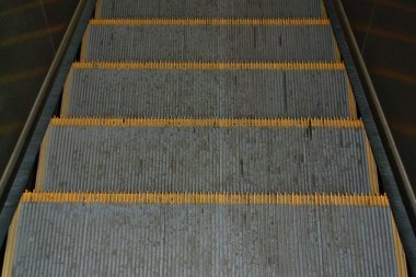 Metroda yürüyen merdivenin basamağı.