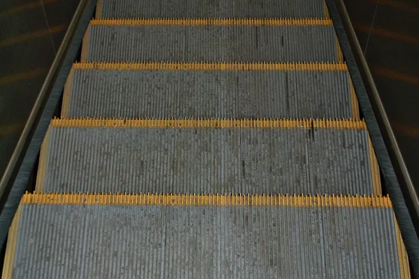 Schritt Der Rolltreppe Der Bahn — Stockfoto