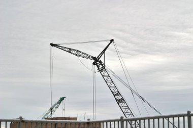 Vinç nesnenin yapımında çalışıyor.