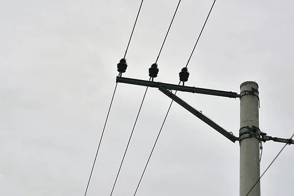 Demiryolunda elektrik kabloları olan direkler.