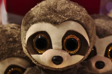 Büyük siyah gözlü oyuncak kafa.