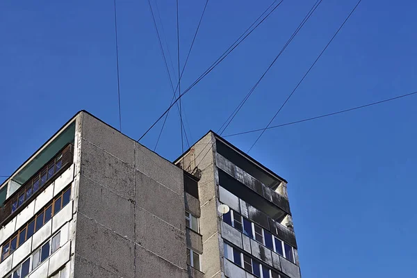 Viele Drähte Über Ein Mehrstöckiges Gebäude — Stockfoto