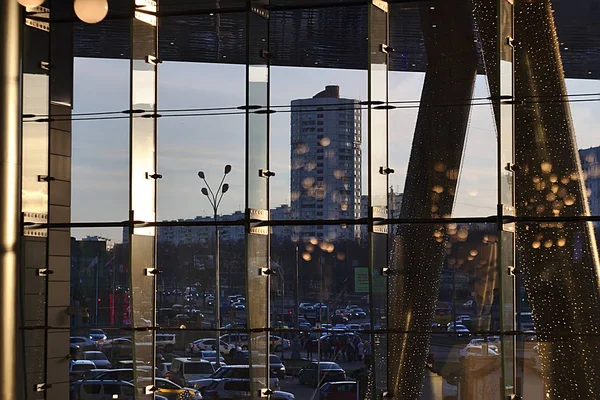 Straßenblick Durch Die Glaswand Des Einkaufszentrums — Stockfoto