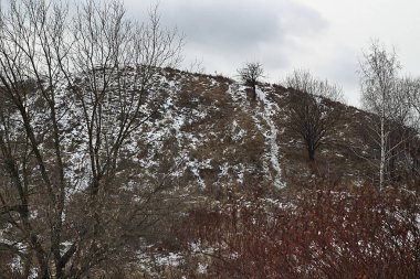 Şehrin eteklerinde yüksek bir tepe