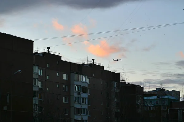 Самолет Ясном Небе Над Городом — стоковое фото