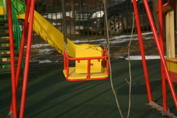 Balanço Crianças Vazio Parque Infantil — Fotografia de Stock