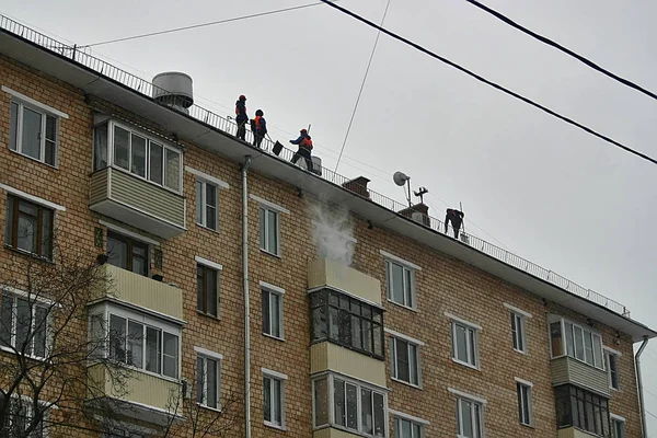 Moskwa Rosja 2020 Pracownicy Zrzucają Śnieg Dachu Domu — Zdjęcie stockowe
