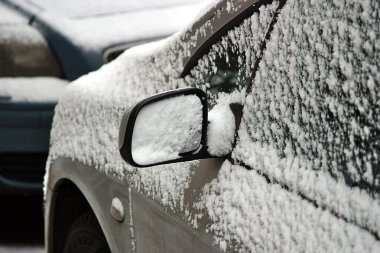 Kış sabahında arabada kar yağar