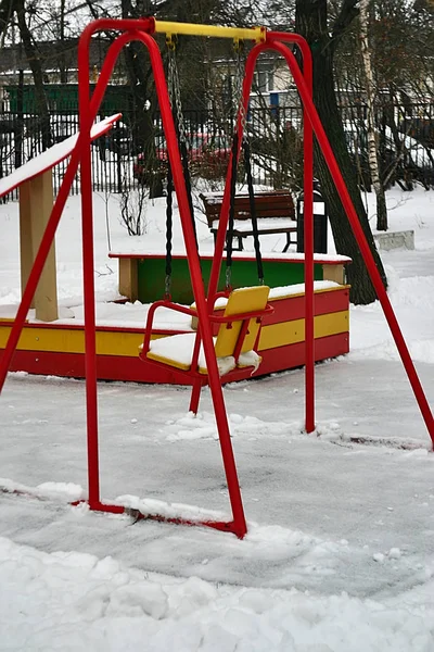 Swing Και Sandbox Μια Χιονισμένη Παιδική Χαρά — Φωτογραφία Αρχείου