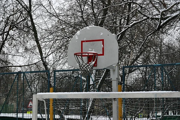 Schild Mit Basketballring Auf Einem Sportplatz — Stockfoto