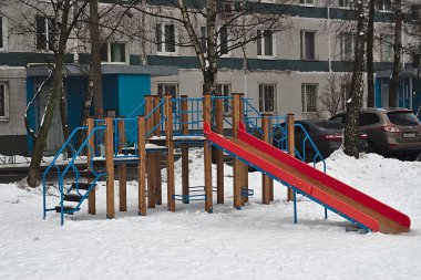Evin yakınındaki karla kaplı oyun parkında kayıyordu.