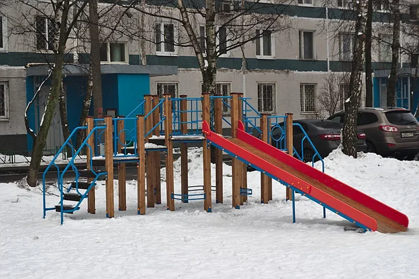 Zjeżdżalnia Pokrytym Śniegiem Placu Zabaw Pobliżu Domu — Zdjęcie stockowe