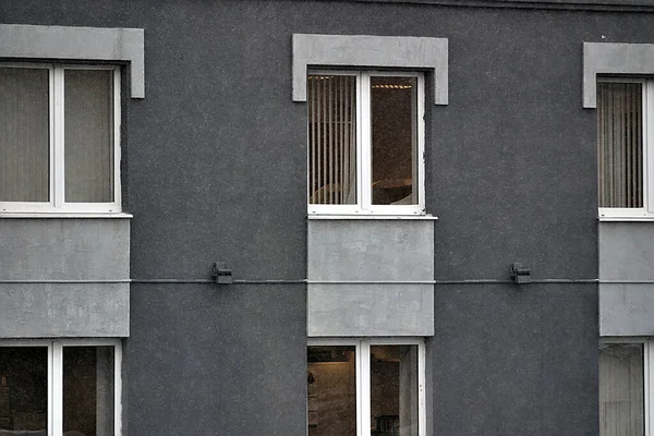 Vue Depuis Fenêtre Bâtiment Gris Par Une Matinée Enneigée — Photo