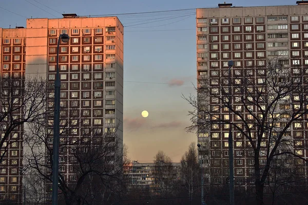 Winter Stadt Abendlandschaft Bei Vollmond — Stockfoto