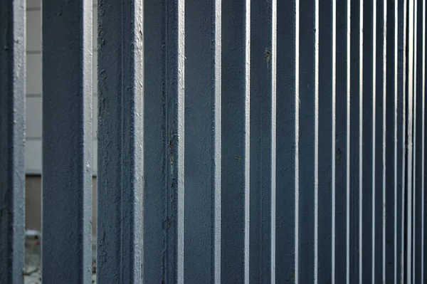 Προοπτική Μέταλλο Βαμμένο Φράχτη Στο Δρόμο — Φωτογραφία Αρχείου