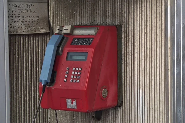 Een Oude Rode Telefooncel Aan Muur — Stockfoto