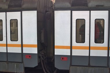 İki demiryolu vagonunun kavşağı.