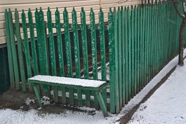 Evin yanındaki yeşil çitin köşesinde.