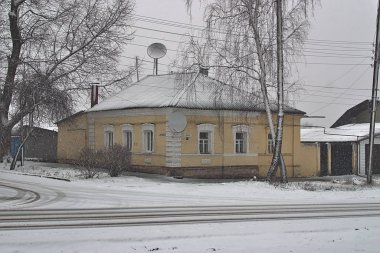 Kışın iki uydu antenli kır evi.