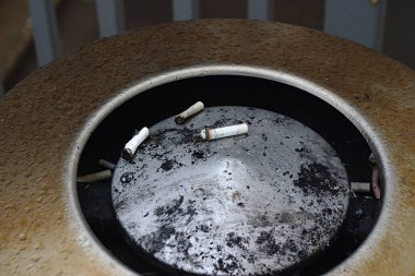 Sigara izmaritleri kül tablasının kapağında.