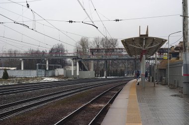 Tren varmadan önce demiryolu platformu