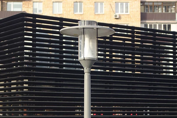 Şehir Sokaklarında Modern Teknoloji Lambası — Stok fotoğraf