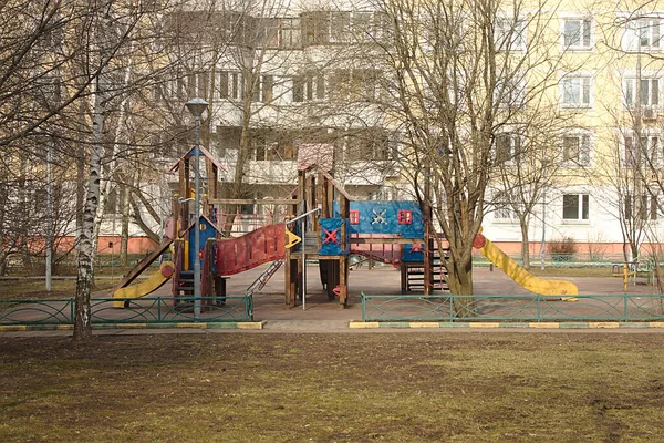 Детская Игровая Площадка Среди Деревьев Дворе — стоковое фото