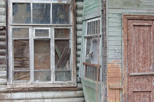 Vieux Bâtiment Abandonné Avec Des Fenêtres Cassées — Photo