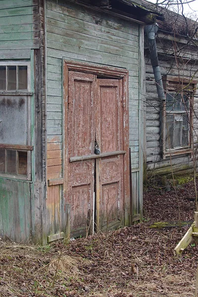 Een Oud Verlaten Gebouw Met Gebroken Ramen — Stockfoto