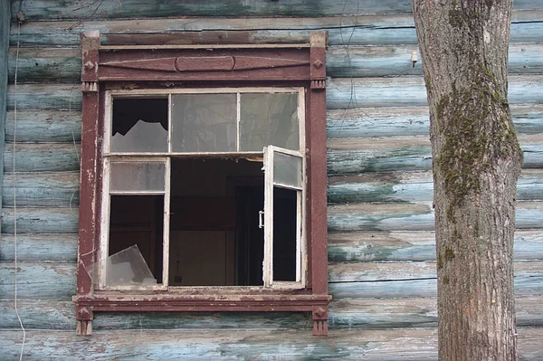 Vieux Bâtiment Abandonné Avec Des Fenêtres Cassées — Photo