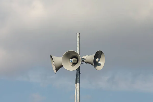 Mastro Com Três Alto Falantes Contra Céu Nublado — Fotografia de Stock