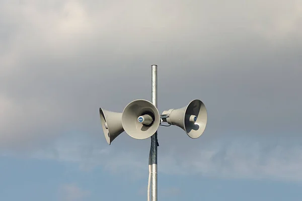 Mástil Con Tres Altavoces Contra Cielo Nublado —  Fotos de Stock