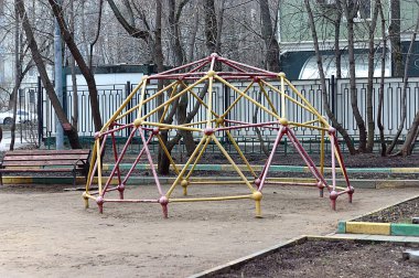 Çocuk parkına boyanmış metal yapı
