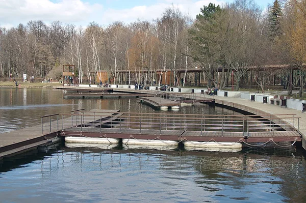 Pontile Barca Vuoto Nel Parco Primaverile — Foto Stock