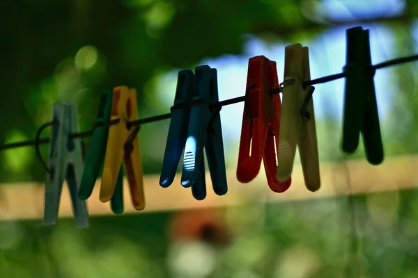 Kleurrijke Plastic Wasknijpers Een Touw Een Zomerdag — Stockfoto