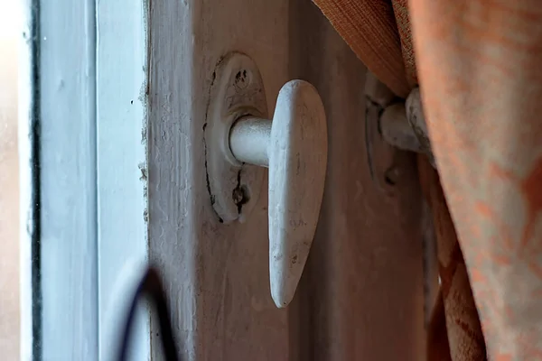 Handtaget Det Gamla Fönstret Och Gardinen — Stockfoto