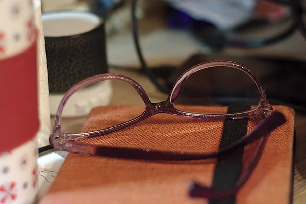Glasögon För Framsynthet Bland Objekten Skrivbordet — Stockfoto