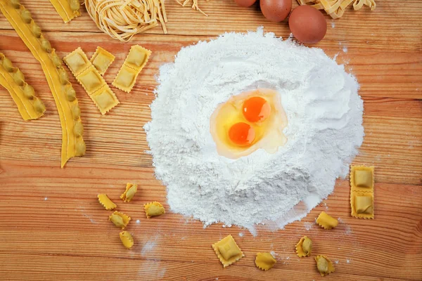 Eier, Fluor und handgemachte Nudeln — Stockfoto