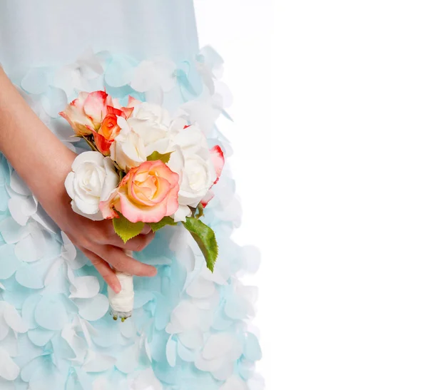 Pequeño niño con ramo de rosas — Foto de Stock