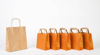 Turuncu ve kahverengi alışveriş torbaları