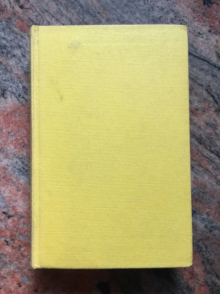 Żółta okładka książki — Zdjęcie stockowe