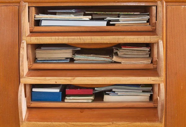 Cassetti con libri e mappe — Foto Stock
