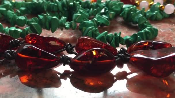 Янтарный браслет и аксессуары для драгоценных камней — стоковое видео