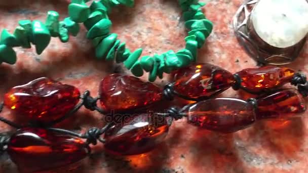 Янтарный браслет и аксессуары для драгоценных камней — стоковое видео
